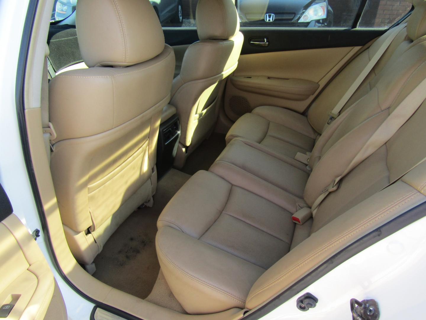 2010 White /Tan Nissan Maxima S (1N4AA5APXAC) with an 3.5L V6 DOHC 24V engine, CVT transmission, located at 15016 S Hwy 231, Midland City, AL, 36350, (334) 983-3001, 31.306210, -85.495277 - Photo#4